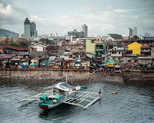 Fotografia che ha vinto il secondo premio della sezione 3 "Inquinamento e spreco delle risorse" - Gerarda Simone "Dal bus in corsa: Isola di Cebu - Filippine"