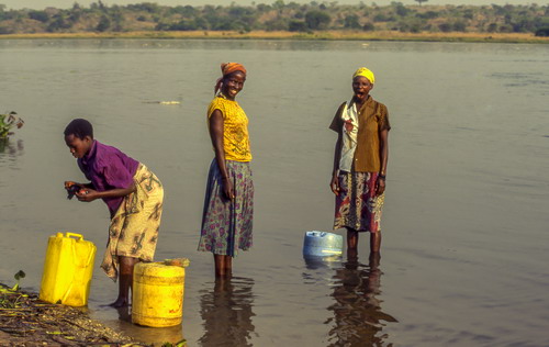 Fotografia che ha vinto il terzo premio della sezione 4 "L'acqua e la fatica delle donne in Italia e nel mondo" - Roberto Bernacchioni "Donne che attingono acqua dal fiume Nilo Vitoria - Uganda"